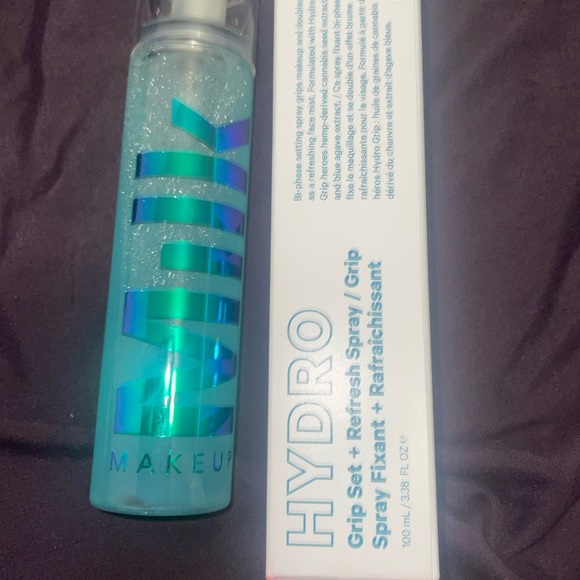 Milk makeup Hydro Grip Set + Refresh Spray
hydrating setting spray - Picture 3 of 13